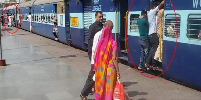 Paasengers on Moving Train risking their lives Sawai Madhopur Junction