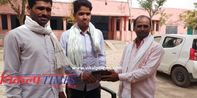Teacher gave introduction honesty return purse lost found