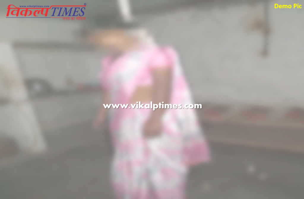 Woman suicides hanging sari