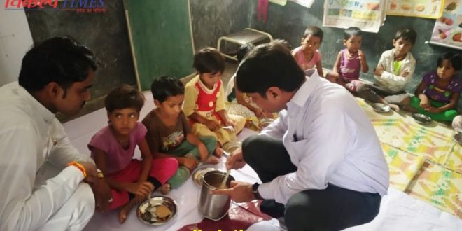 District collector fed nutrition food children Jollanda Anganwadi center