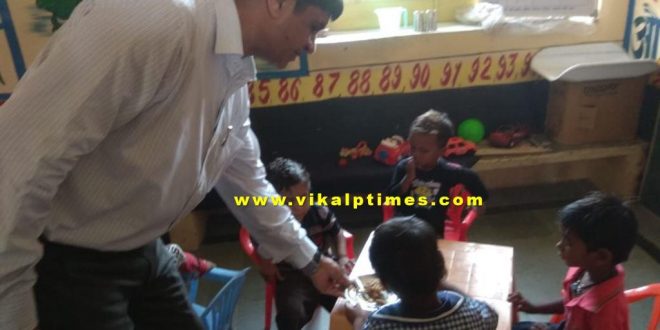 District collector fed nutrition food to anganwadi children bonli