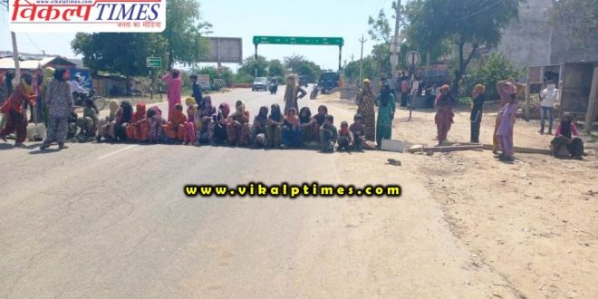 People jam kota lalsot mega highway for food india lock down