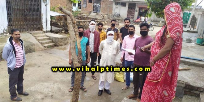 youth collect money daily laborers Distribution essential food items india lock down