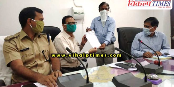 IFWJ submits memorandum District Collector demanding journalist insurance