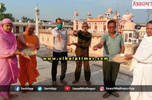 Staff chamatkarji engaged service animal birds