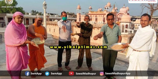 Staff chamatkarji engaged service animal birds