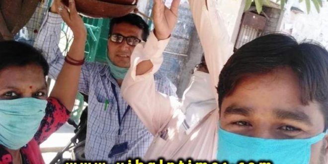 Teachers tied water pot birds