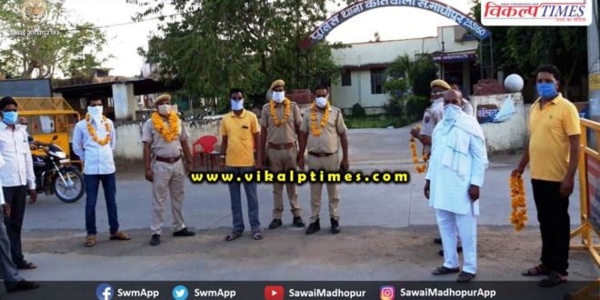 Police personnel respected Corona Warriors