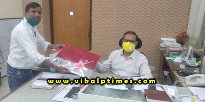 Vaishya Samaj officers greeted to the collector corona warriors