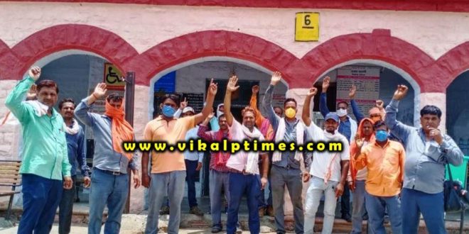 Railway employees opposed the central government's policies