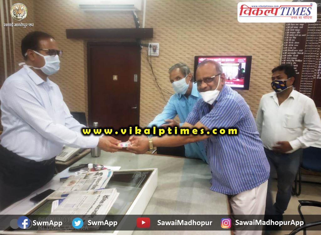 Shiv Mandir Trust distributes homeopathic medicine