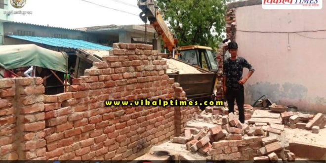 Tractor trolley overturned House damaged bonli Sawai madhopur