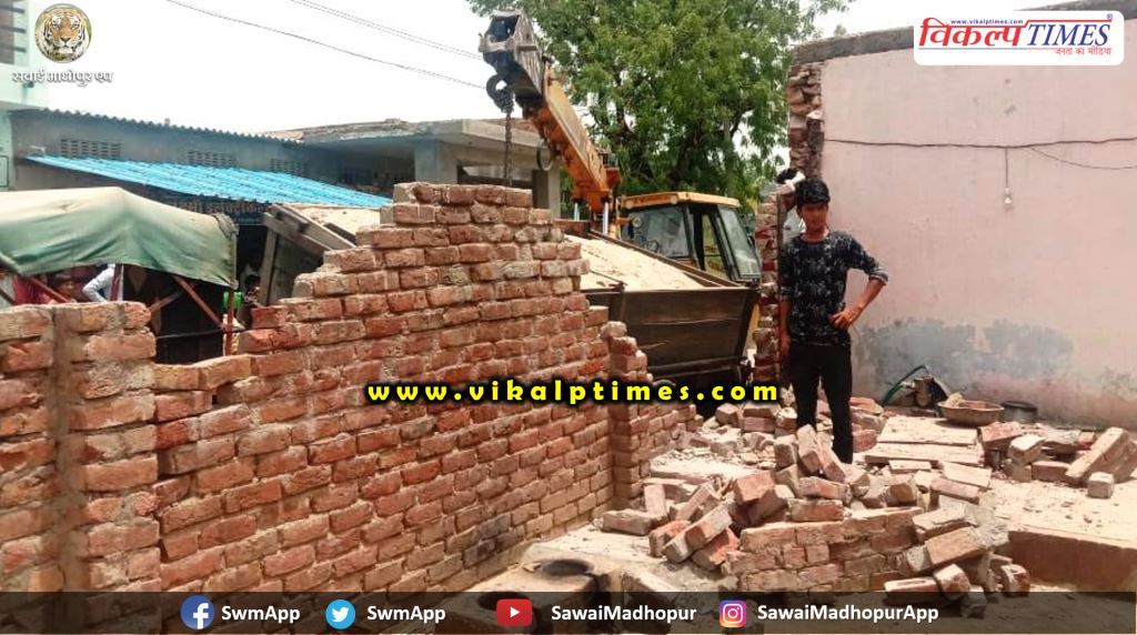 Tractor trolley overturned House damaged bonli Sawai madhopur