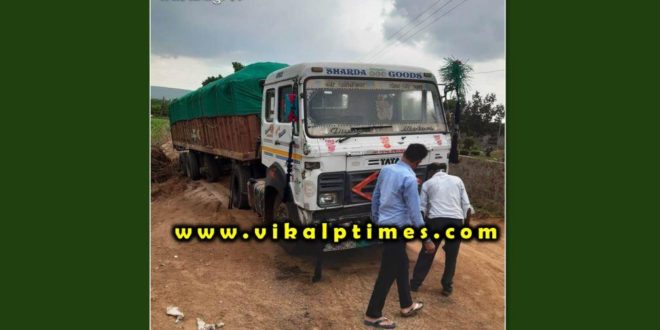 truck filled illegal gravel seized near Khandar Sawai Madhopur