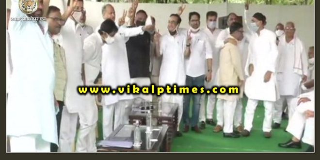 Rajasthan Politics Crisis Gehlot showed a victory sign by collecting more than 100 MLA