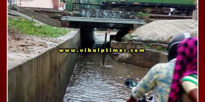People forced to cross railway tracks