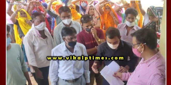 people handed memorandum regarding water problem