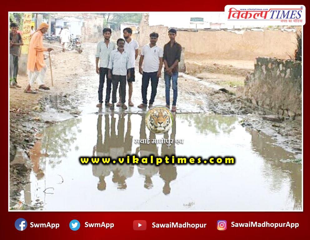 Due to lack of cleanliness, the water of the drains spread on the road