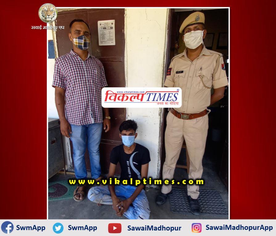 Police arrested one people with 315 bore desi katta and live cartridges at Sawai Madhopur