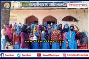 Asha sahayogni submitted memorandam to tehsildar in the name of chief minister