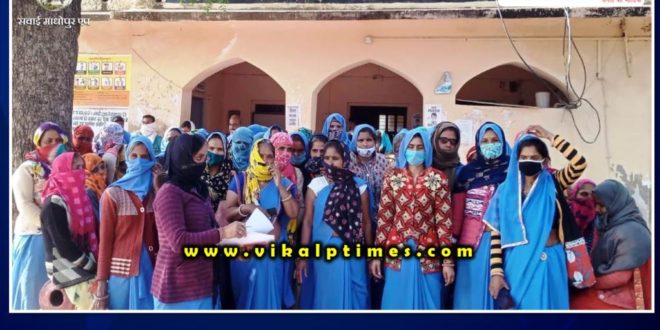 Asha sahayogni submitted memorandam to tehsildar in the name of chief minister
