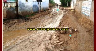 Common people facing problems due to mud on the road