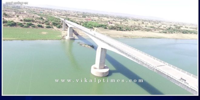A young man jumps off the Pali Bridge into the Chambal River Sawai Madhopur Rajasthan