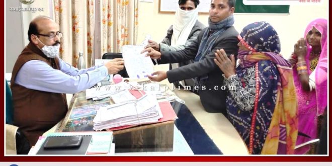 People of Banjara Basti submitted memorandum to additional District Collector