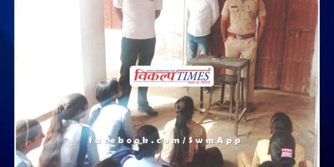 Khandar Thanadikari took children's in khandar sawai madhopur