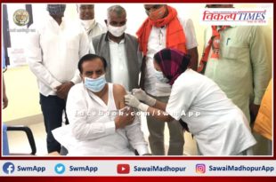MP Sukhbir Singh Jaunpuria vaccinated to first dose of corona vaccine in tonk