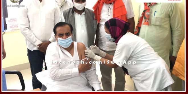 MP Sukhbir Singh Jaunpuria vaccinated to first dose of corona vaccine in tonk