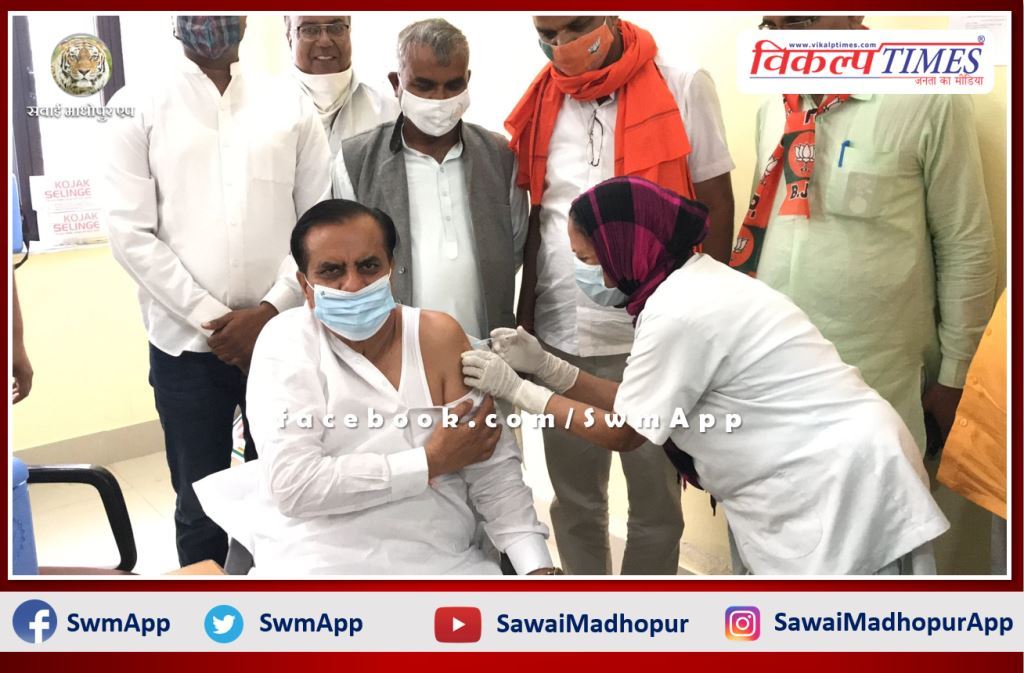 MP Sukhbir Singh Jaunpuria vaccinated to first dose of corona vaccine in tonk
