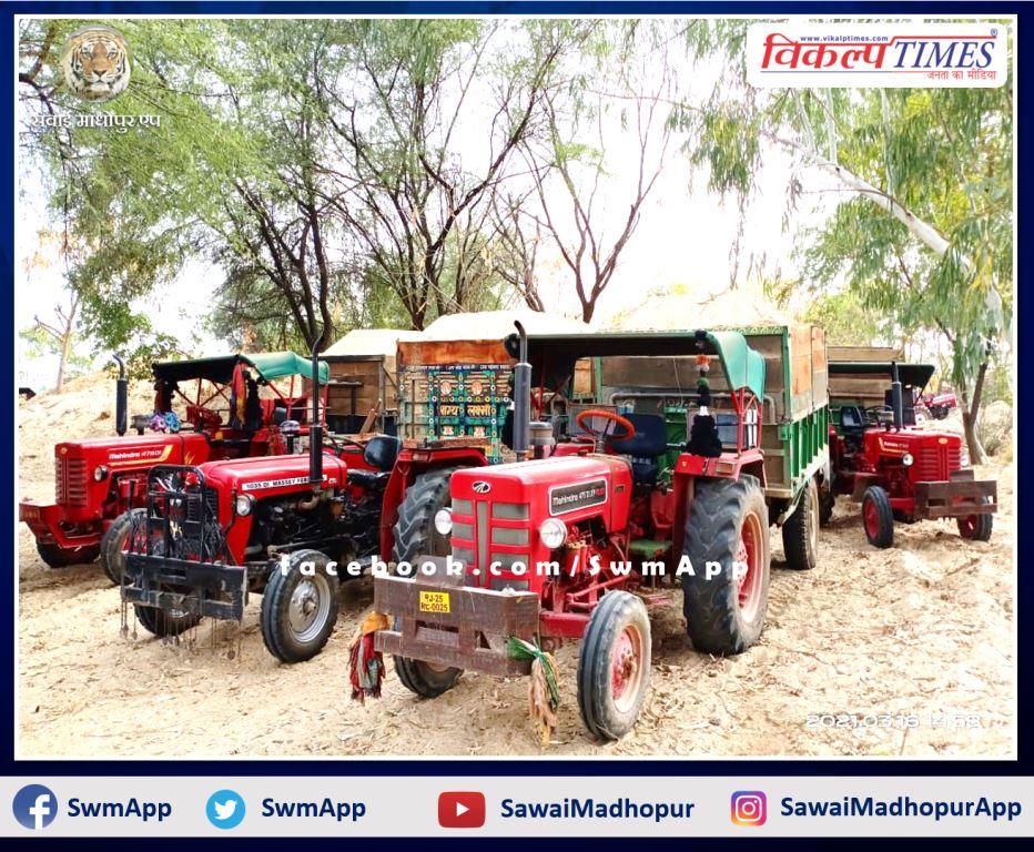 Police action against illegal gravel mining, four tractor-trolleys seized