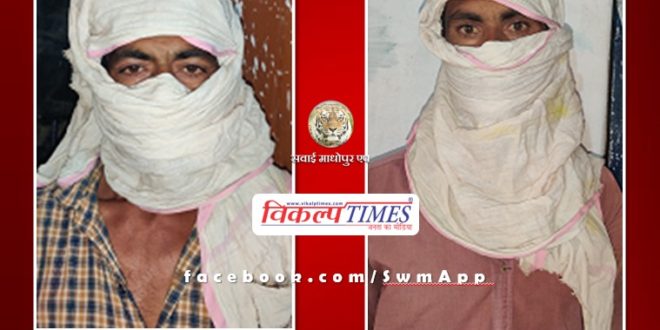police arrtesd two robbers for snatching bags and mobiles in gangapur city