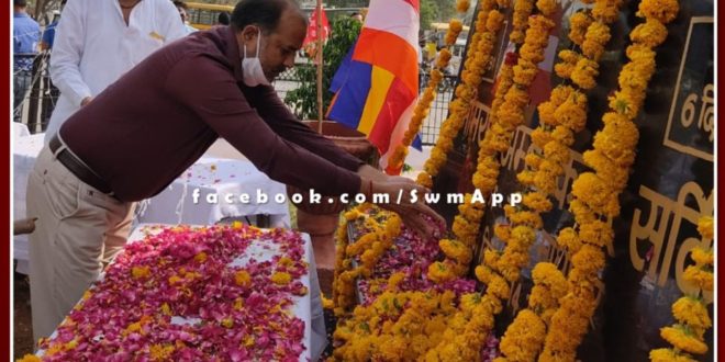 Collector and SP garlanded the statue of Bhimrao Ambedkar