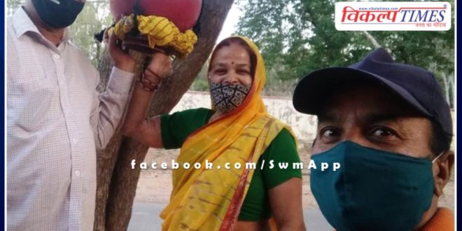 Water pots tied for birds in Sawai Madhopur