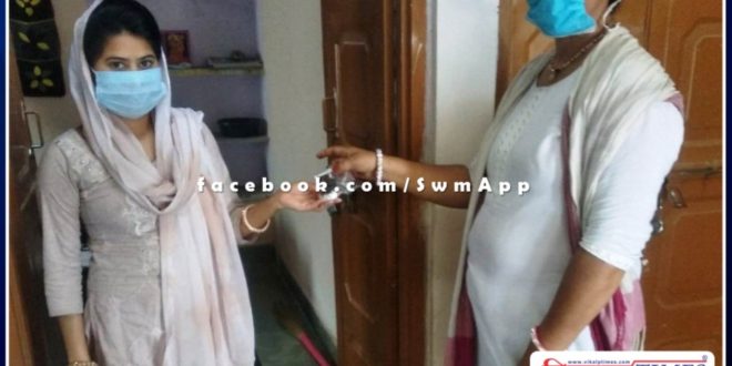 Anganwadi worker and Asha Sahyogini distributing medicines from house to house in shivar