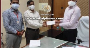 Baroda Rajasthan Bank personnel handed over 2 lakh 30 thousand check for Chief Minister Relief Fund to Collector