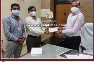 Baroda Rajasthan Bank personnel handed over 2 lakh 30 thousand check for Chief Minister Relief Fund to Collector