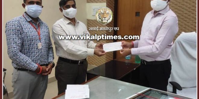 Baroda Rajasthan Bank personnel handed over 2 lakh 30 thousand check for Chief Minister Relief Fund to Collector