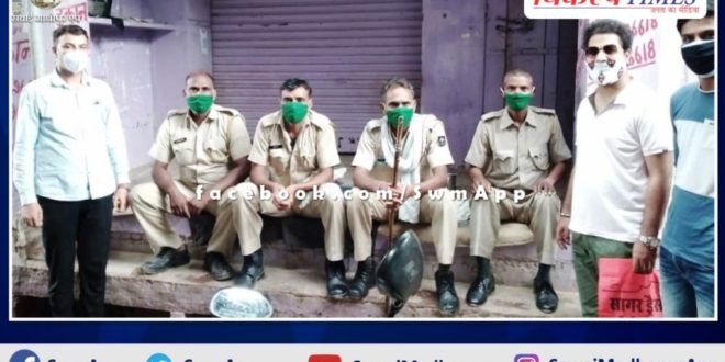 Distribute masks to policemen and shopkeepers in malarna dungar