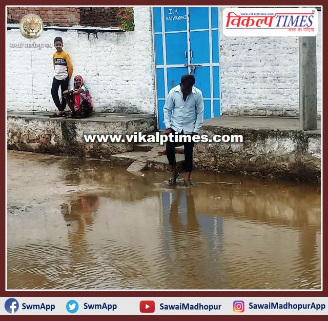 Unhygienic water in the streets due to lack of cleanliness in Shivad