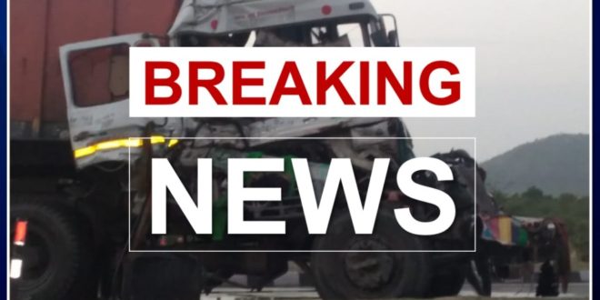 Accident between truck and container. One driver died in an accident in tonk rajasthan