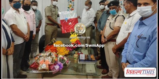District Collector and district level officers bid farewell on the transfer of SP Sudhir Chaudhary 3