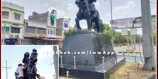 Team sarokar clean the hammir rao statue in ranthambore circle