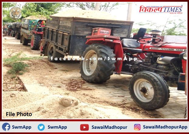 bonli police station confiscated 3 tractor-trolleys filled with illegal gravel