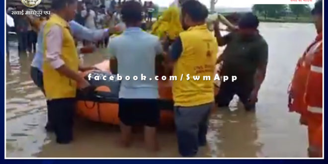Entire family trapped in the middle of water in Chakeri village, Civil Defense and SDRF successfully rescued