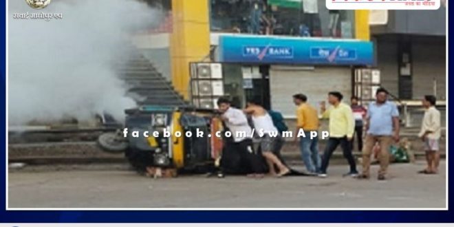 Auto overturned from a pothole on the road in sawai madhopur