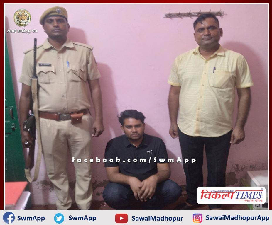 Police arrested accused with illegal desi pistol 315 bore and one live cartridge in sawai madhopur