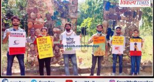 Art teachers organized artistic protest against Rajasthan government in sawai madhopur